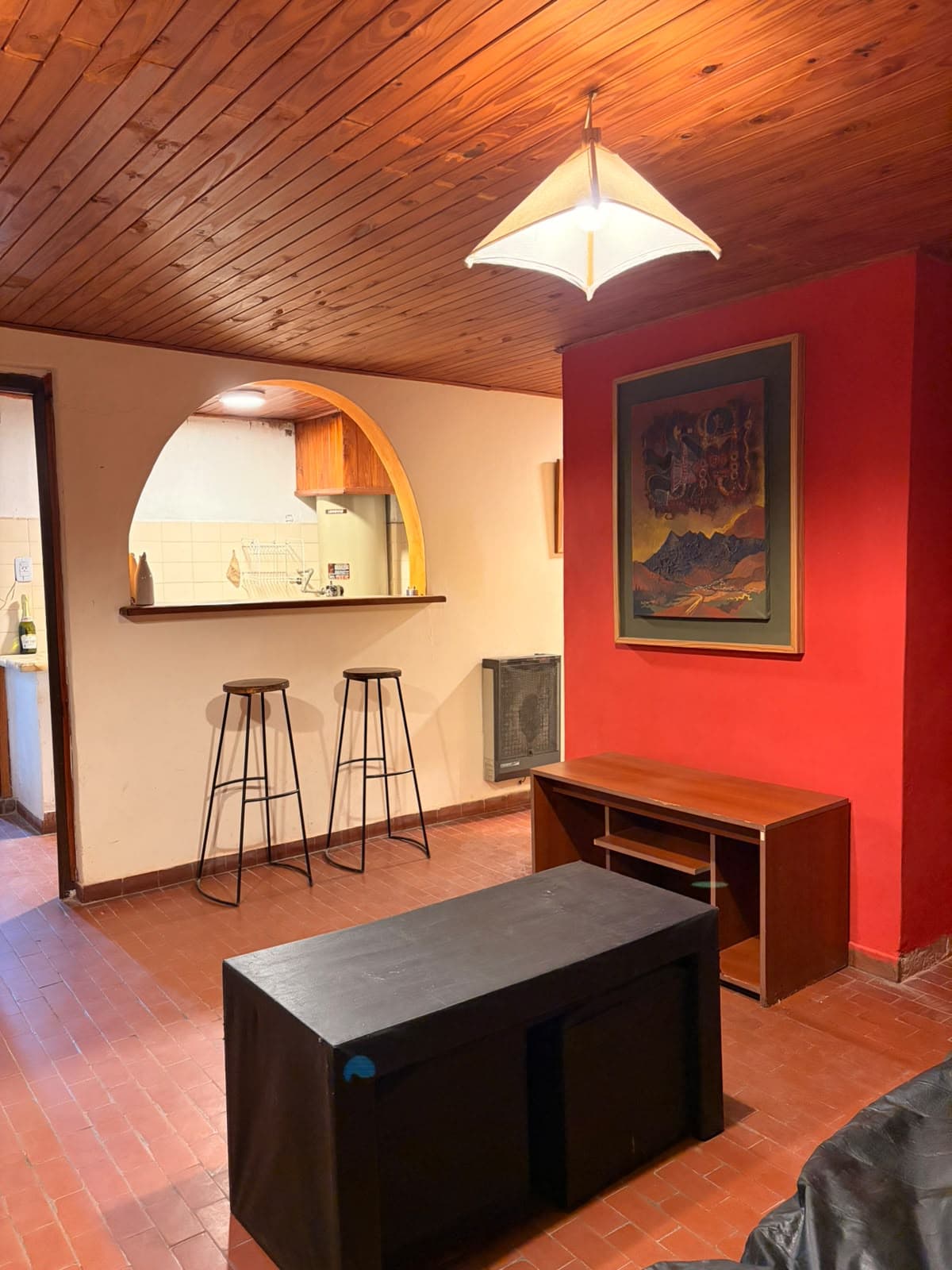 Estar y barra hacia la cocina de Chaska, Casa Amarilla Tilcara